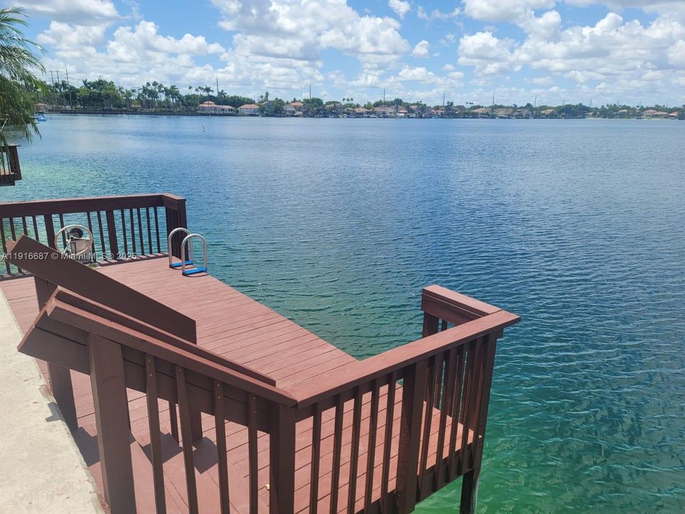 出租: $4,725 (4 贝兹, 2 浴室, 2412 平方英尺)