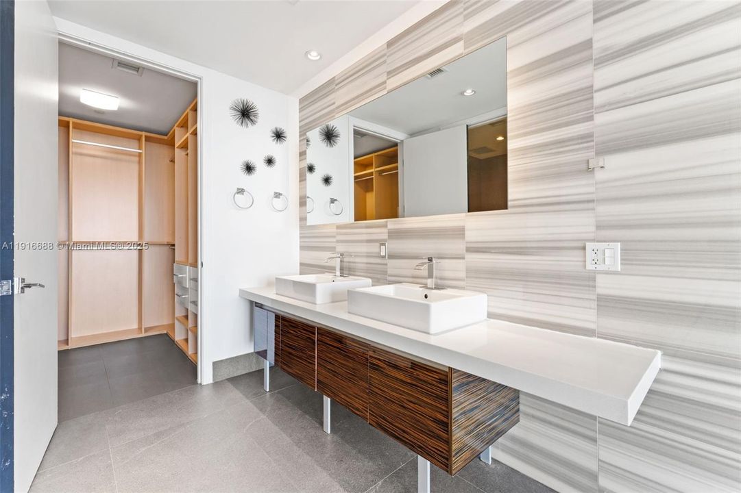 待售: $1,050,000 (2 贝兹, 2 浴室, 1557 平方英尺)