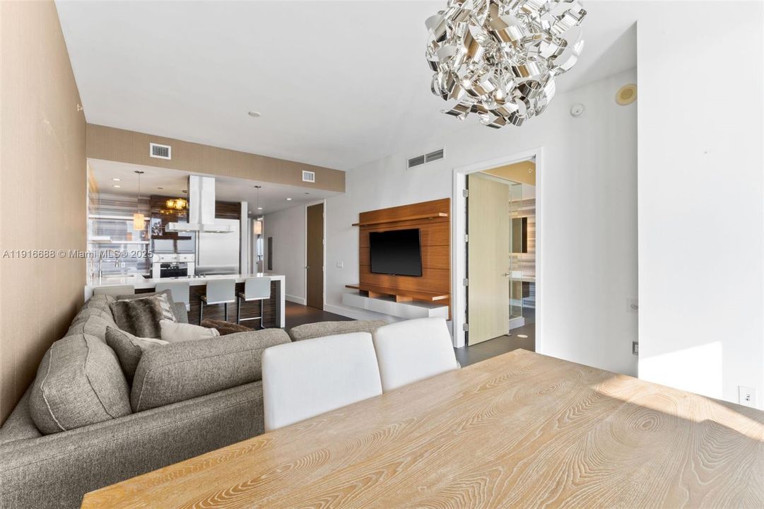 待售: $1,050,000 (2 贝兹, 2 浴室, 1557 平方英尺)