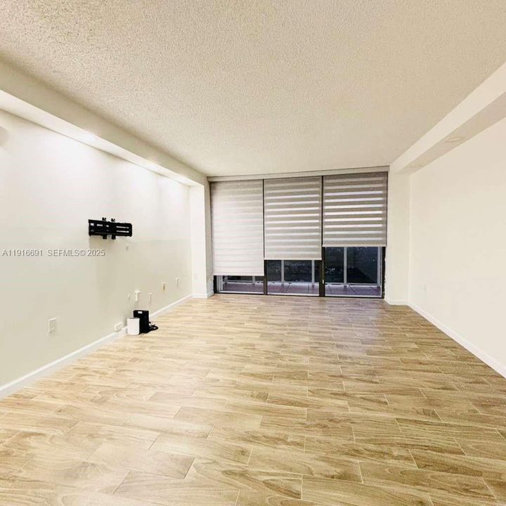 For Rent: $2,150 (1 beds, 1 baths, 755 Square Feet)