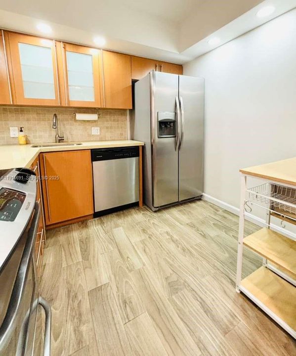 For Rent: $2,150 (1 beds, 1 baths, 755 Square Feet)