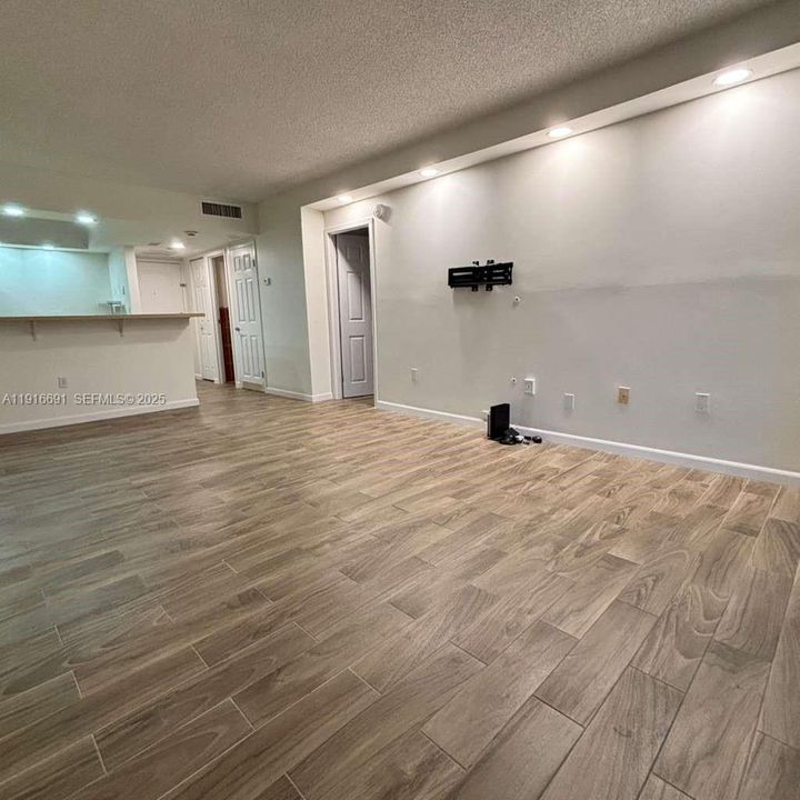 For Rent: $2,150 (1 beds, 1 baths, 755 Square Feet)