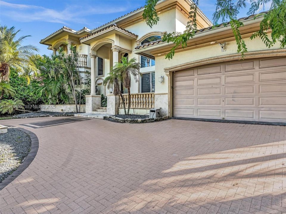 For Rent: $12,595 (5 beds, 4 baths, 4735 Square Feet)