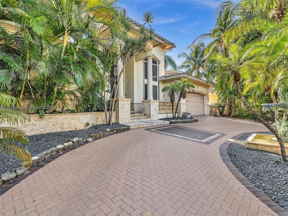 For Rent: $12,595 (5 beds, 4 baths, 4735 Square Feet)