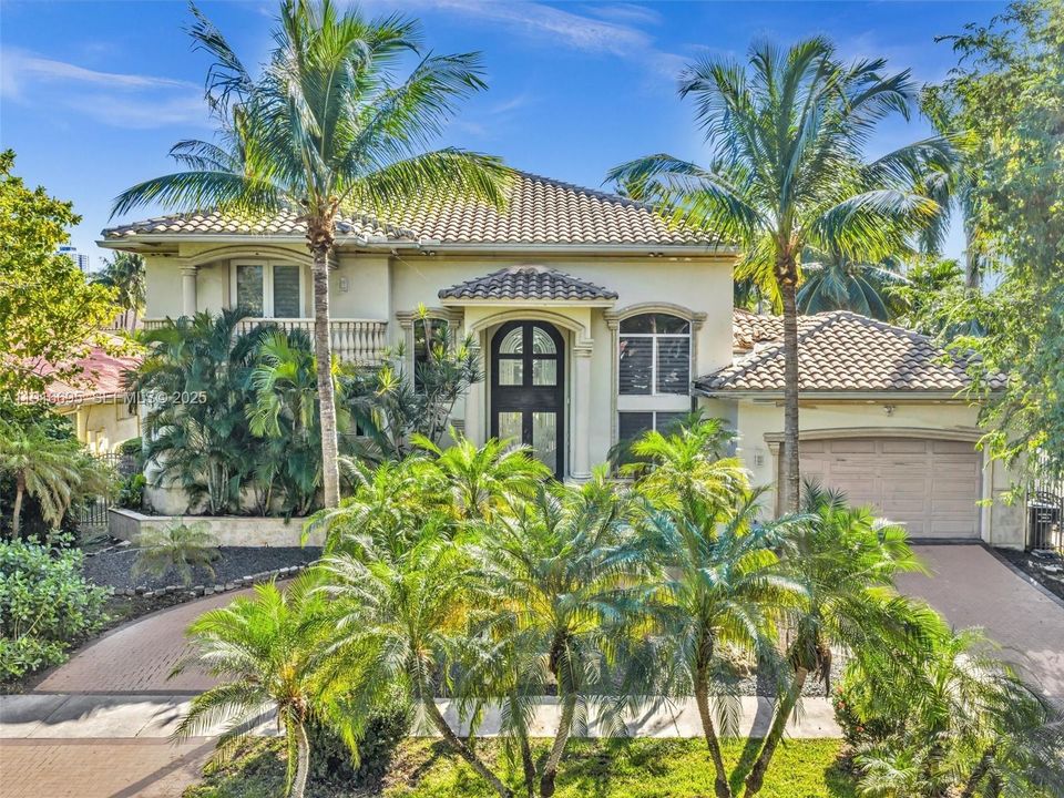 For Rent: $12,595 (5 beds, 4 baths, 4735 Square Feet)