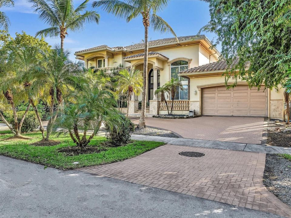 For Rent: $12,595 (5 beds, 4 baths, 4735 Square Feet)