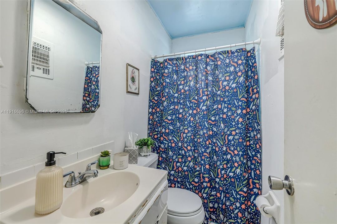 For Sale: $425,000 (4 beds, 2 baths, 1300 Square Feet)