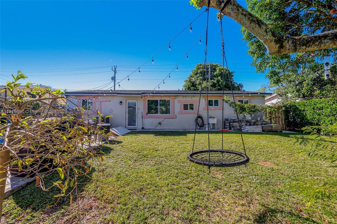 For Sale: $425,000 (4 beds, 2 baths, 1300 Square Feet)