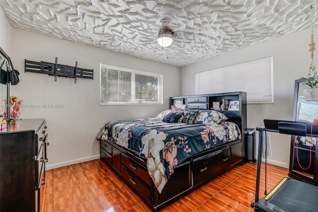 For Sale: $425,000 (4 beds, 2 baths, 1300 Square Feet)