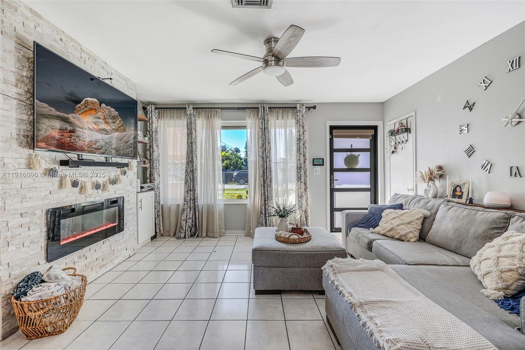 For Sale: $425,000 (4 beds, 2 baths, 1300 Square Feet)