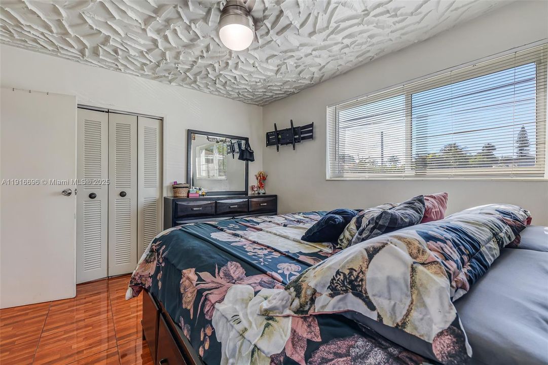 For Sale: $425,000 (4 beds, 2 baths, 1300 Square Feet)