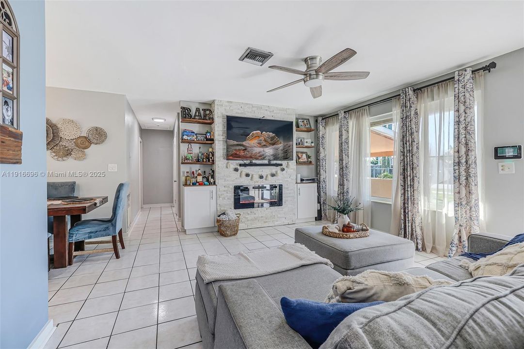 For Sale: $425,000 (4 beds, 2 baths, 1300 Square Feet)