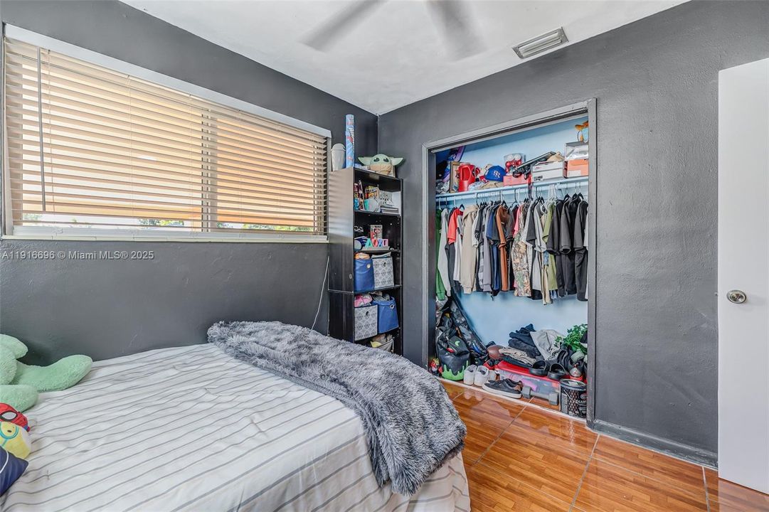 For Sale: $425,000 (4 beds, 2 baths, 1300 Square Feet)