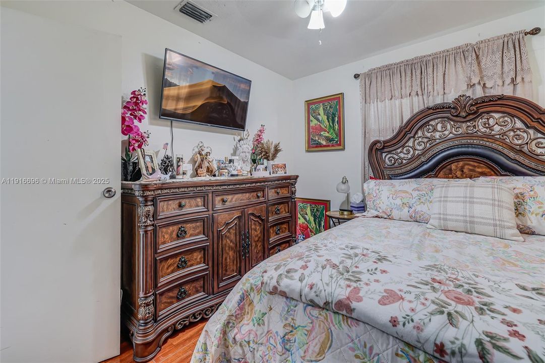 For Sale: $425,000 (4 beds, 2 baths, 1300 Square Feet)