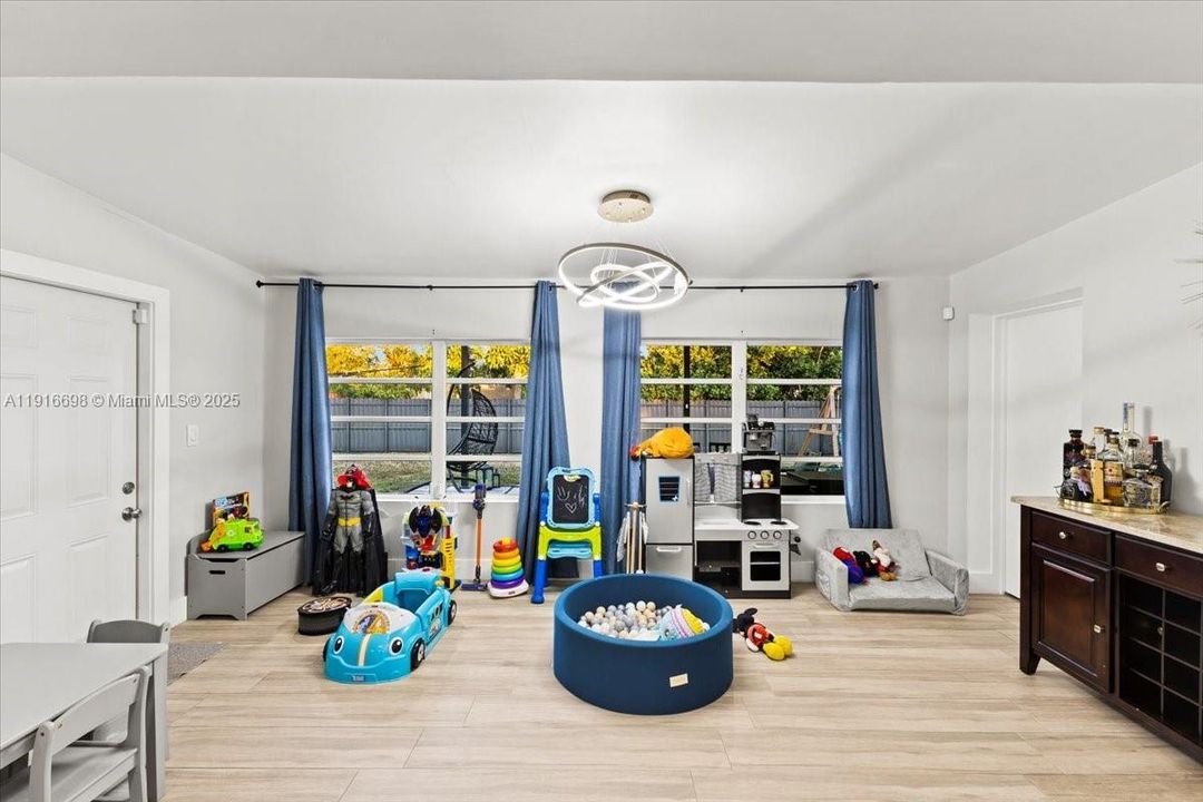 待售: $615,000 (3 贝兹, 1 浴室, 1165 平方英尺)