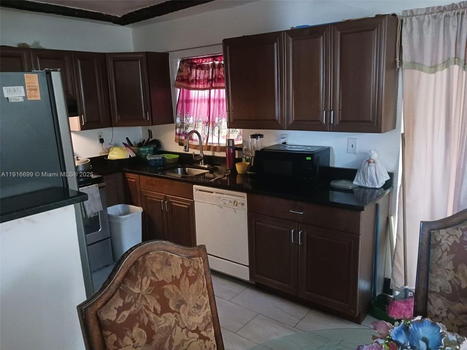 En Venta: $360,000 (4 camas, 2 baños, 1345 Pies cuadrados)