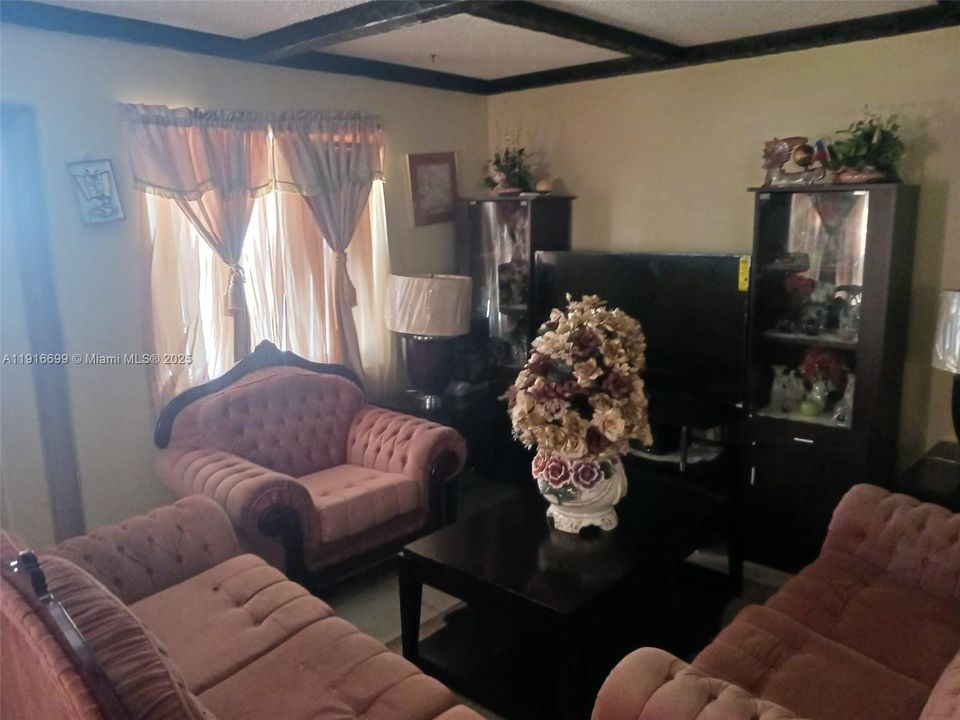 En Venta: $360,000 (4 camas, 2 baños, 1345 Pies cuadrados)