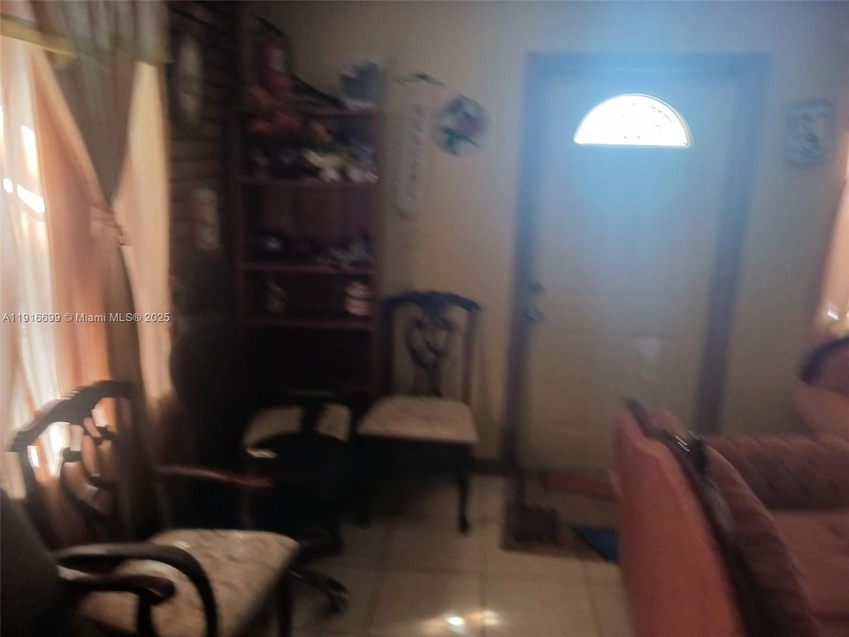 En Venta: $360,000 (4 camas, 2 baños, 1345 Pies cuadrados)