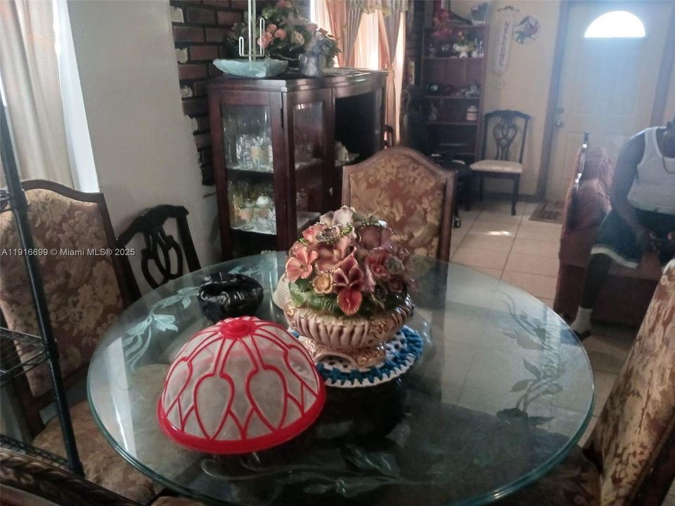 En Venta: $360,000 (4 camas, 2 baños, 1345 Pies cuadrados)