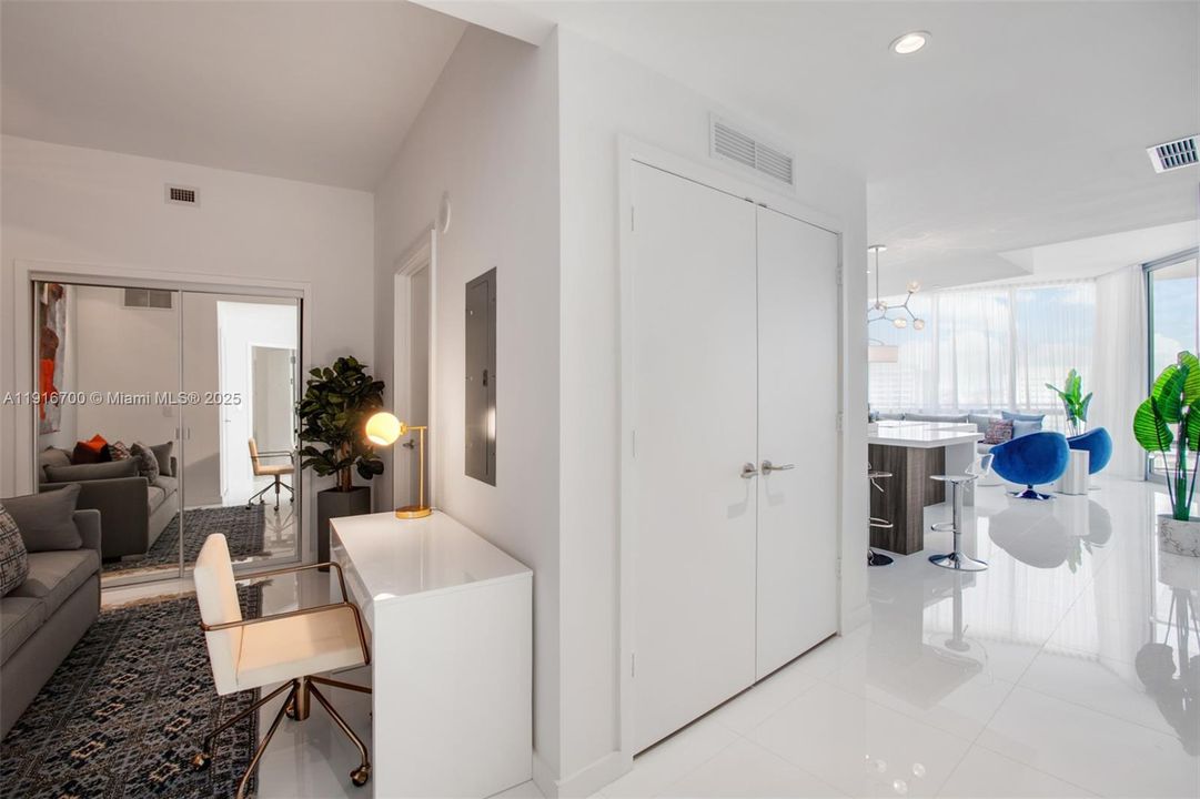 For Sale: $775,000 (1 beds, 2 baths, 1294 Square Feet)
