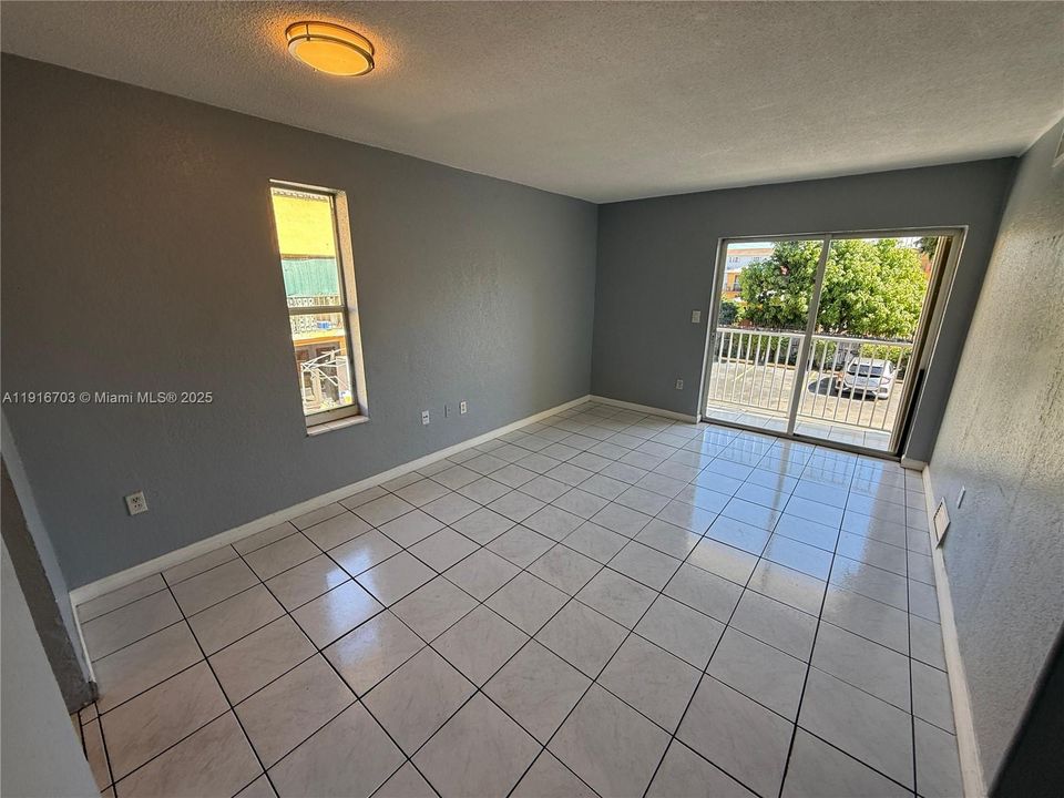 Active With Contract: $2,100 (2 beds, 1 baths, 641 Square Feet)