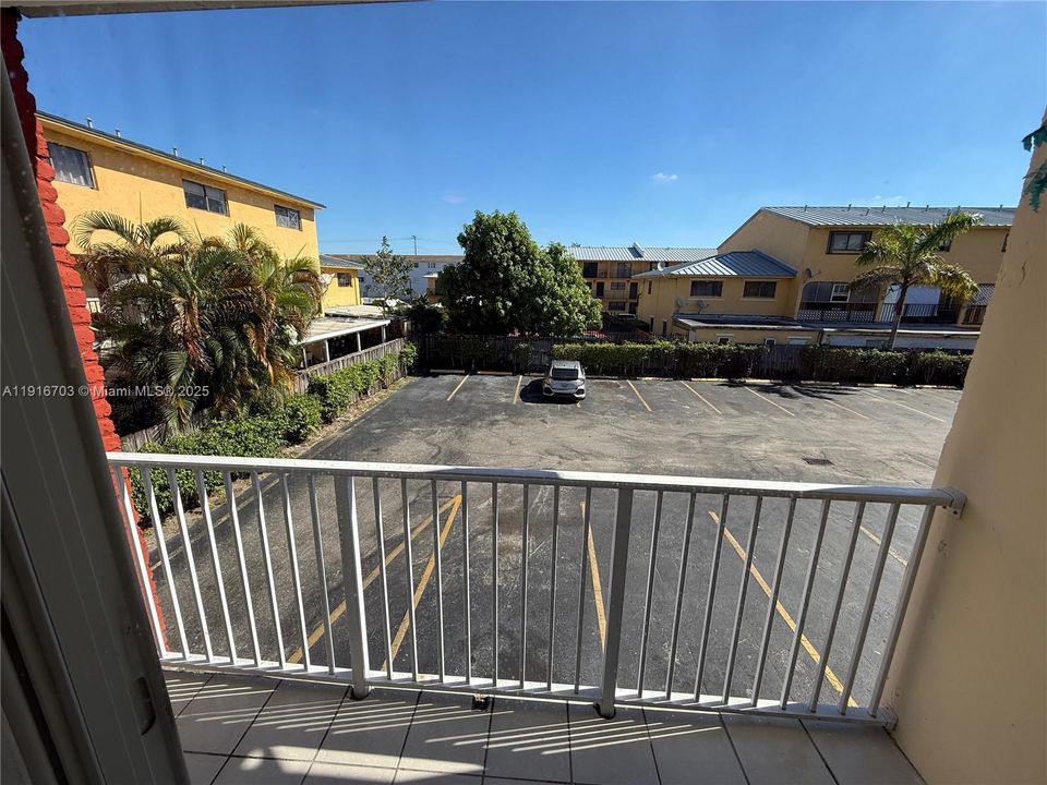 Active With Contract: $2,100 (2 beds, 1 baths, 641 Square Feet)