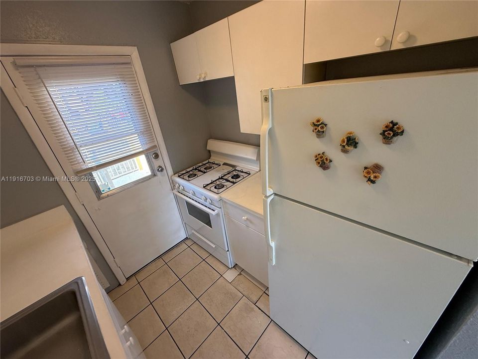 Active With Contract: $2,100 (2 beds, 1 baths, 641 Square Feet)