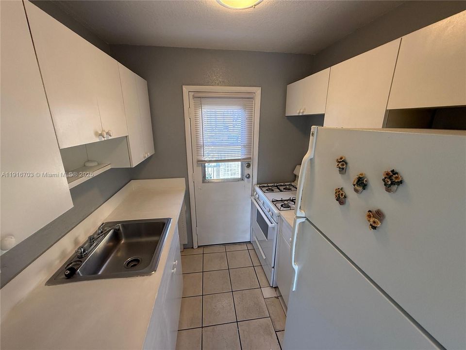 Active With Contract: $2,100 (2 beds, 1 baths, 641 Square Feet)