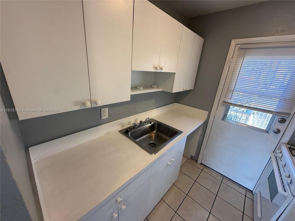Active With Contract: $2,100 (2 beds, 1 baths, 641 Square Feet)