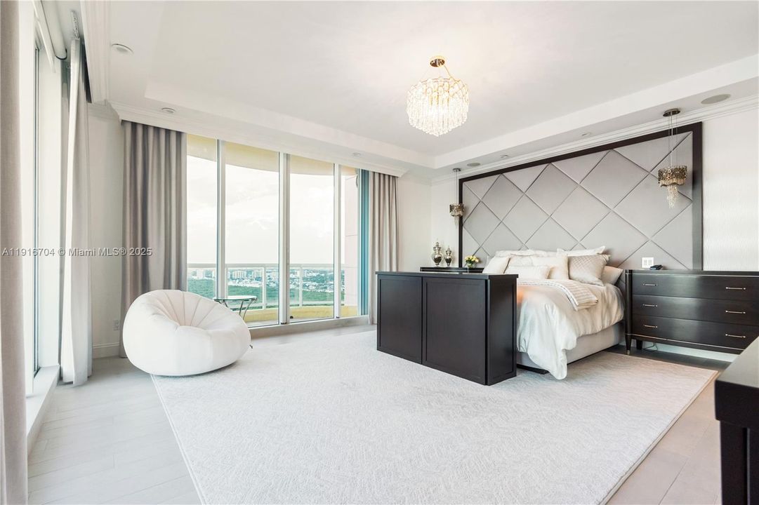 For Sale: $5,195,000 (3 beds, 3 baths, 4738 Square Feet)