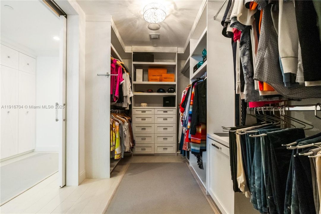 For Sale: $5,195,000 (3 beds, 3 baths, 4738 Square Feet)