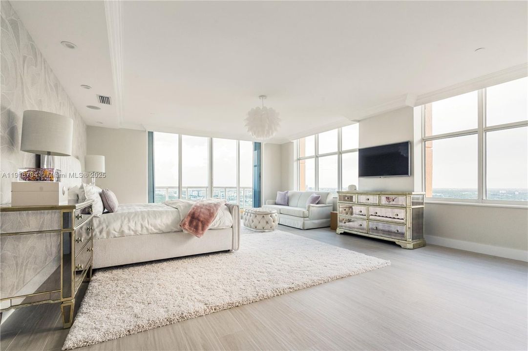 For Sale: $5,195,000 (3 beds, 3 baths, 4738 Square Feet)