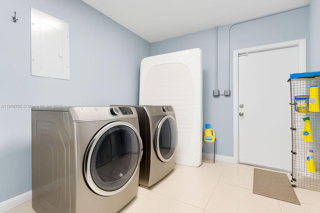 待售: $565,000 (3 贝兹, 2 浴室, 1294 平方英尺)