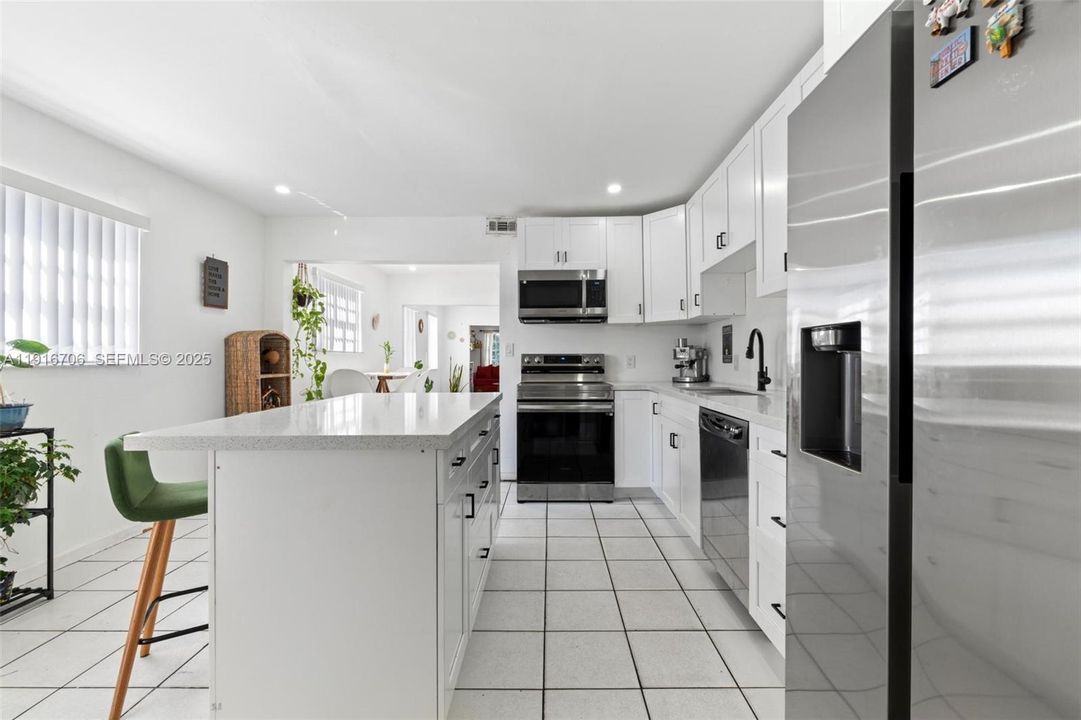 待售: $700,000 (6 贝兹, 3 浴室, 2802 平方英尺)