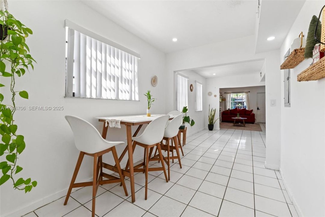 待售: $700,000 (6 贝兹, 3 浴室, 2802 平方英尺)