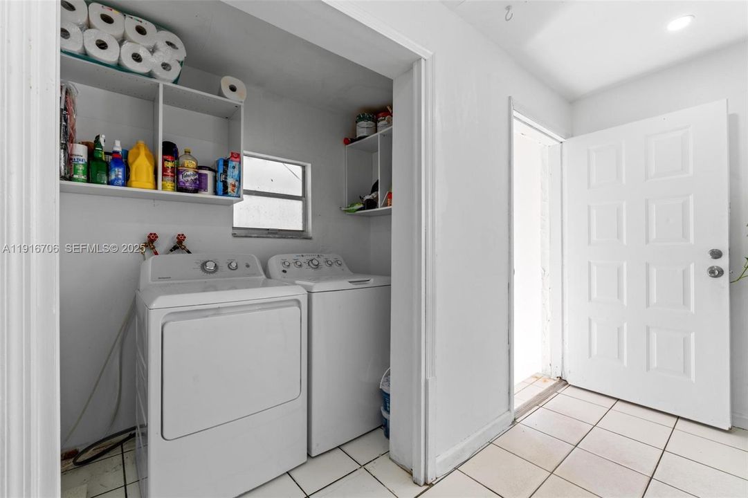 待售: $700,000 (6 贝兹, 3 浴室, 2802 平方英尺)