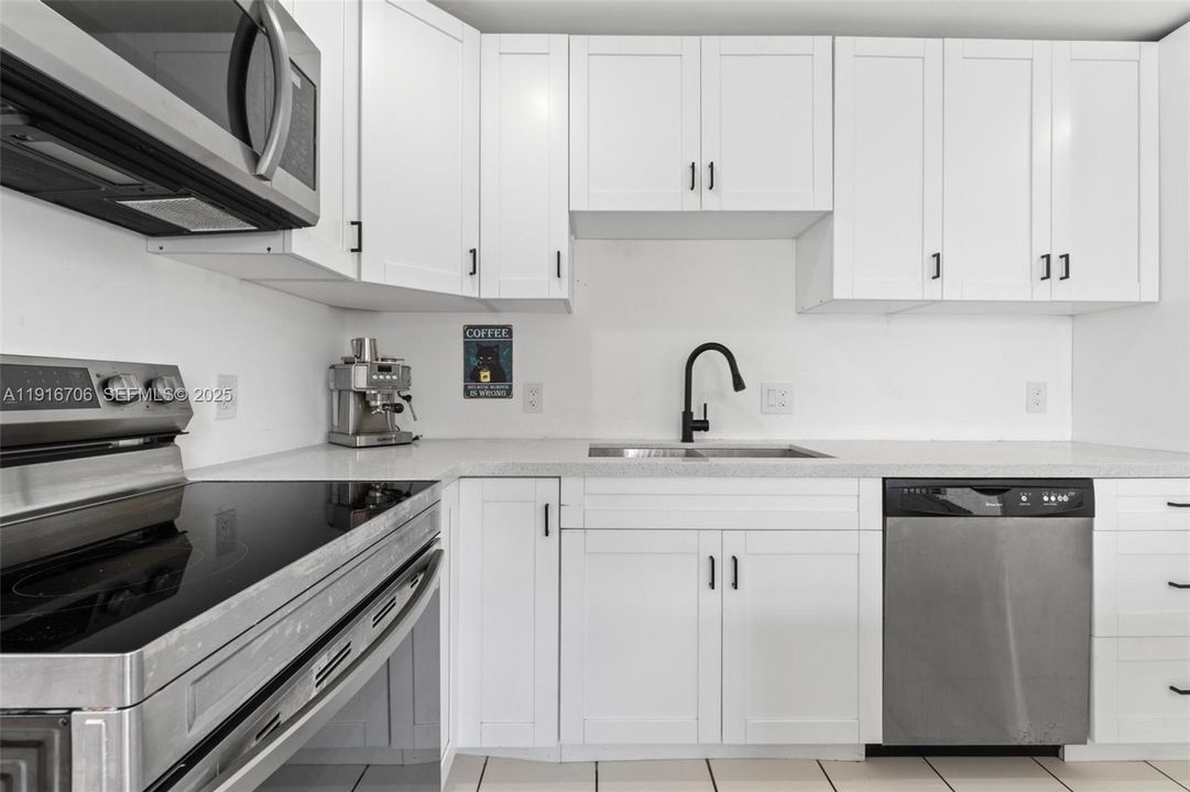 待售: $700,000 (6 贝兹, 3 浴室, 2802 平方英尺)