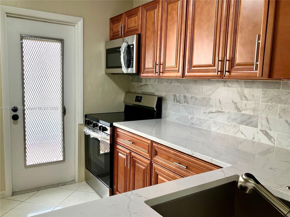 待售: $119,000 (1 贝兹, 1 浴室, 783 平方英尺)