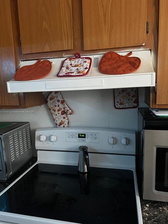 For Sale: $165,000 (2 beds, 2 baths, 800 Square Feet)