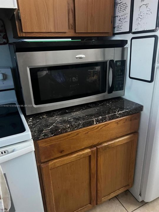 For Sale: $165,000 (2 beds, 2 baths, 800 Square Feet)