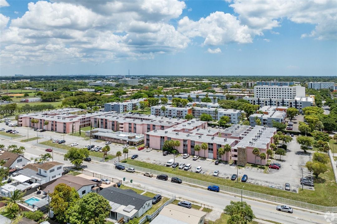 For Sale: $165,000 (2 beds, 2 baths, 800 Square Feet)