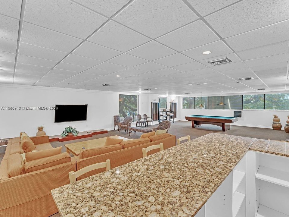 На продажу: $395,000 (2 спален, 2 ванн, 890 Квадратных фут)