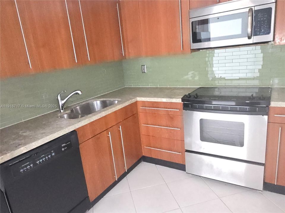 На продажу: $395,000 (2 спален, 2 ванн, 890 Квадратных фут)