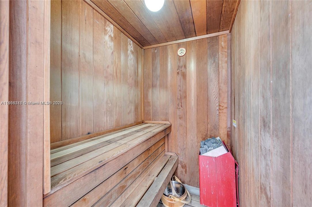 На продажу: $395,000 (2 спален, 2 ванн, 890 Квадратных фут)