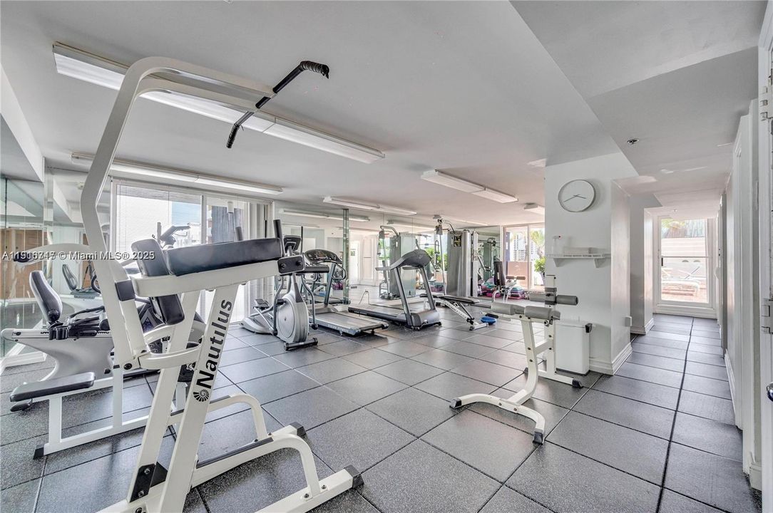 На продажу: $395,000 (2 спален, 2 ванн, 890 Квадратных фут)