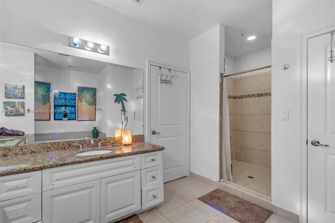 Activo con contrato: $3,950 (3 camas, 2 baños, 2658 Pies cuadrados)