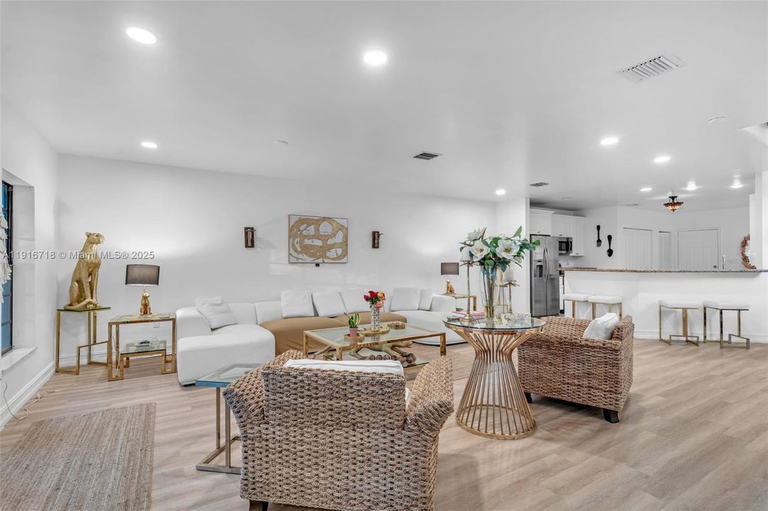 Activo con contrato: $3,950 (3 camas, 2 baños, 2658 Pies cuadrados)