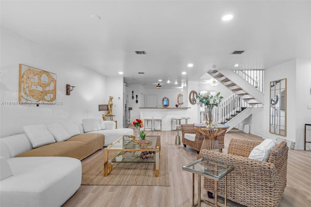 Activo con contrato: $3,950 (3 camas, 2 baños, 2658 Pies cuadrados)