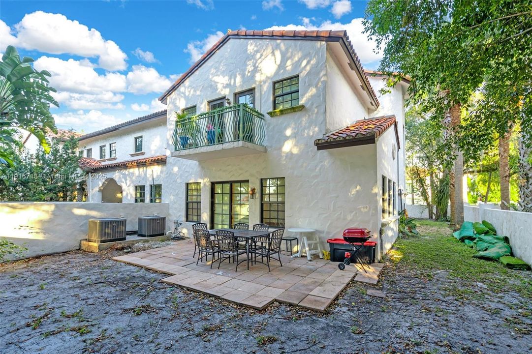 Activo con contrato: $3,950 (3 camas, 2 baños, 2658 Pies cuadrados)