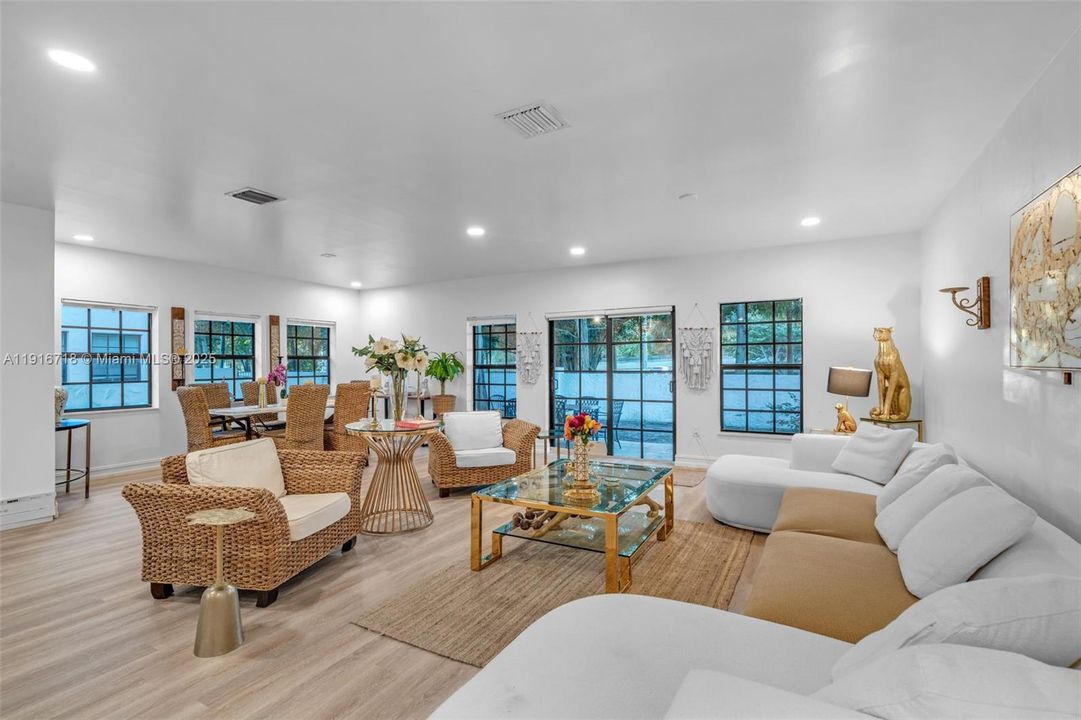 Activo con contrato: $3,950 (3 camas, 2 baños, 2658 Pies cuadrados)